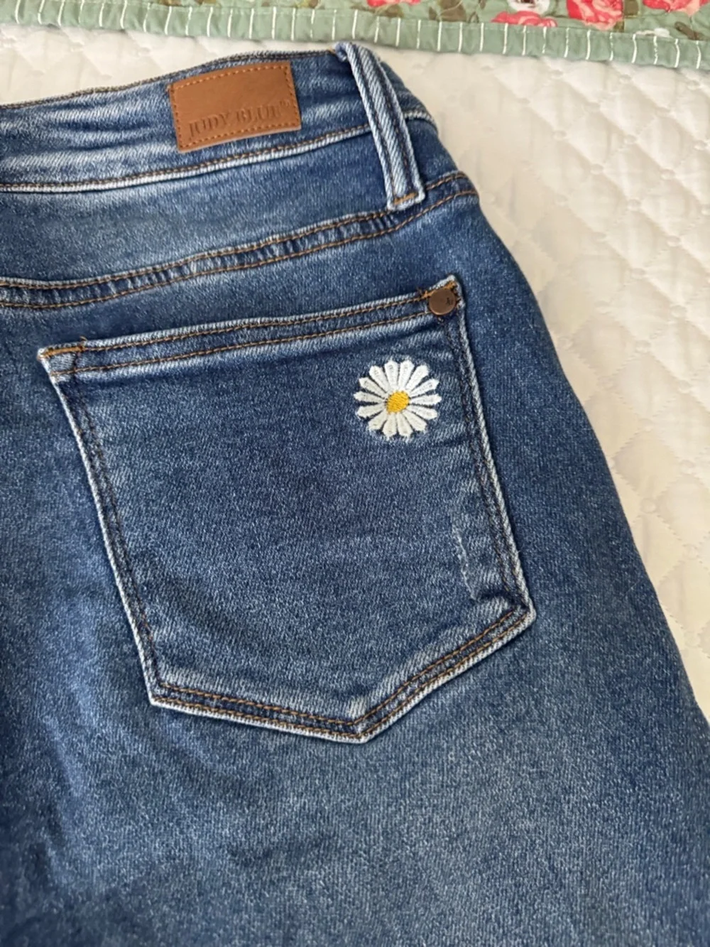 Judy Blue Medium Blue Skinny Jeans with White Daisy Embroidery - Picture 5 of 6